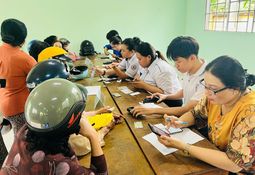 Thực hiện kế hoạch phối hợp cao điểm tích hợp bảo hiểm y tế trên VNeID. Đoàn Thanh niên phối hợp cùng Hội Liên hiệp Phụ nữ, Trạm Y tế và Công an xã tổ chức ra quân cao điểm hỗ trợ người dân cài đặt Sổ sức khỏe điện tử trên ứng dụng VNeID. Song song đó, các đội hình tình nguyện còn trực tiếp xuống từng ấp để hướng dẫn, giúp đỡ bà con thực hiện.